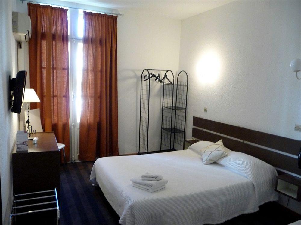 Hotel Alexander Перпинян Екстериор снимка