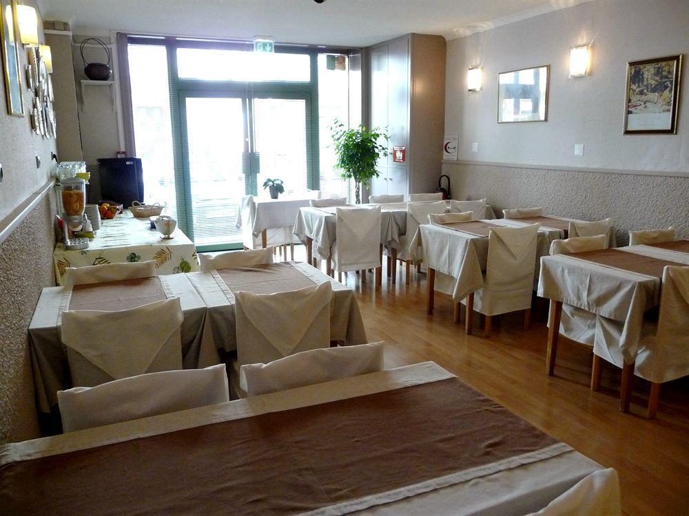 Hotel Alexander Перпинян Екстериор снимка